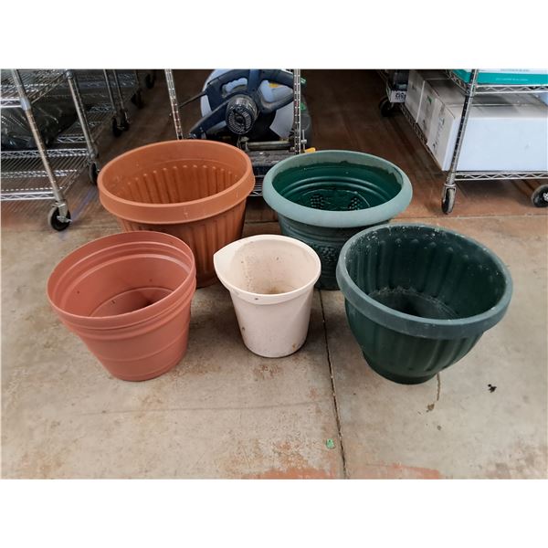 **Assorted Plastic Planters - PICKUP ONLY