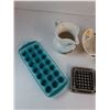 Image 4 : (2) Trays, Ceramic Gravy Separator, Ceramic Pitcher, Misc