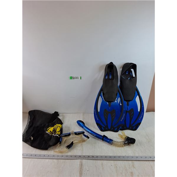 Body Glove Snorkeling Gear, Snorkel, Goggles, Flippers Size 11-14, Carry Bag