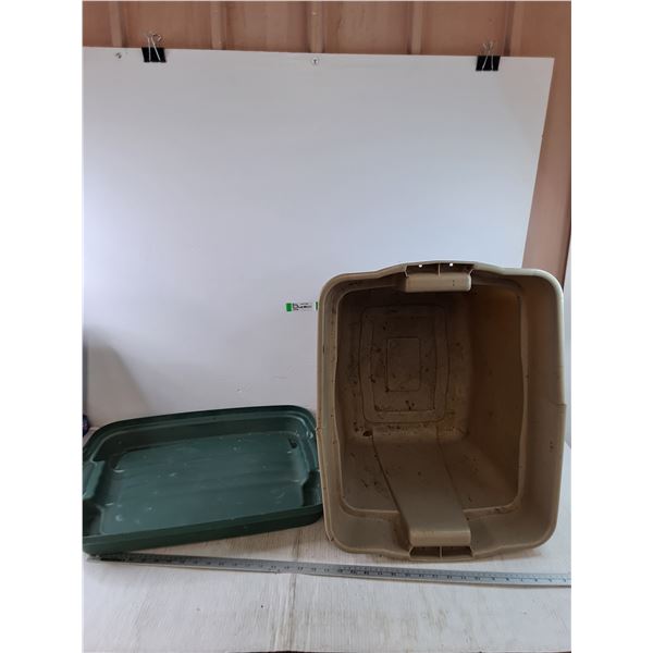 **Beige Rubbermaid Tote Bin, Green Lid No Shipping