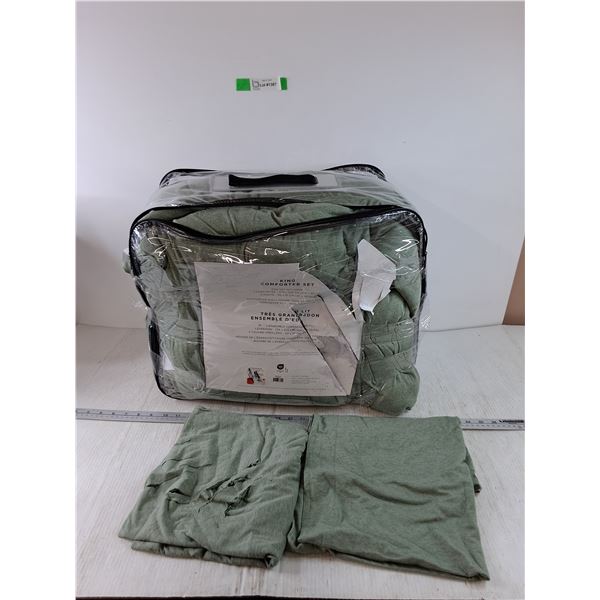 King Comforter Blanket and (2) Shams As-Is
