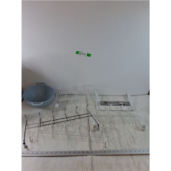 (5) Over the Door Hangers, Lamp-Powers On, Colander