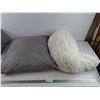 Image 1 : (2) Pillows - PICKUP ONLY