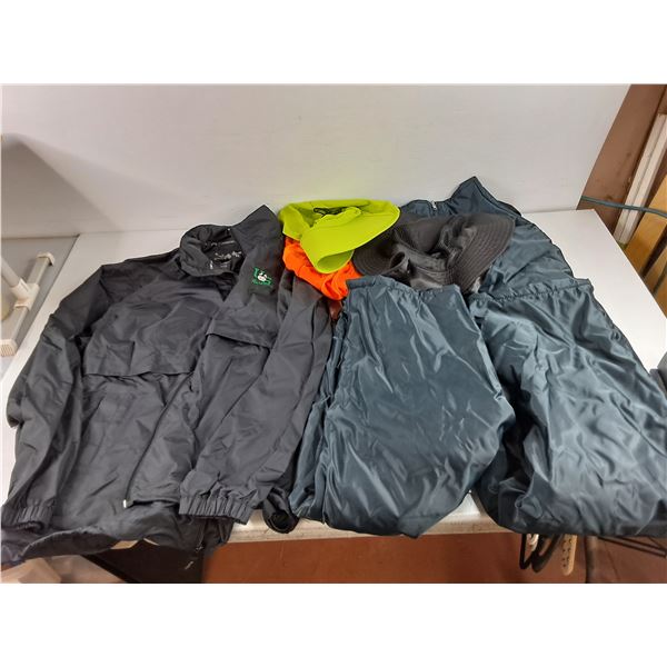 U of S Huskies Wind Jacket - Size M, Insulated Coveralls - Size M, (3) Hats