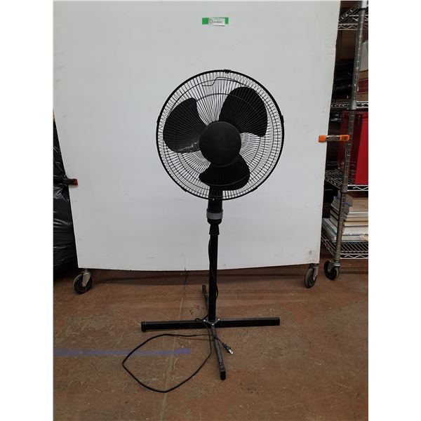 *Oscillating Floor Fan 39.5"- Powers On, Can't Ship