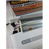 Image 6 : Scotch Pro Thermal Laminator Powers On with French Manual