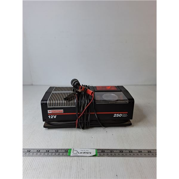 MotoMaster 12V 250 PSI Portable Air Compressor and Emergency Light Unit ( as is)