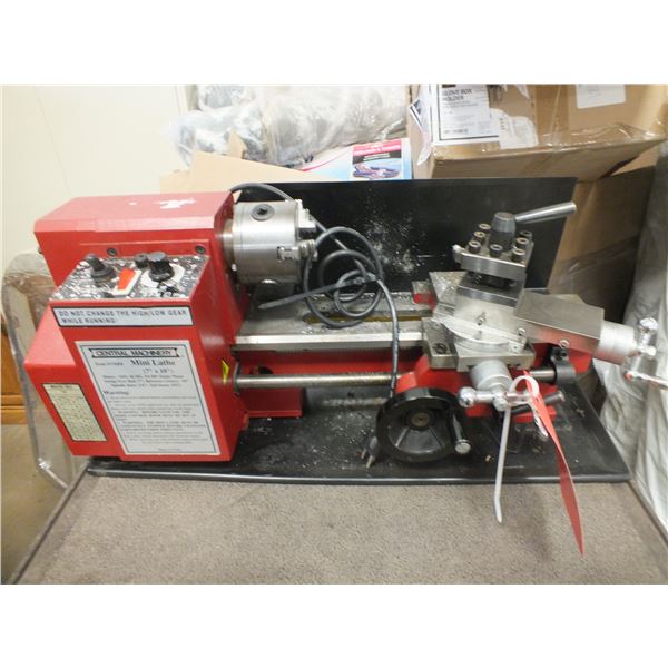Central Machinery 7" x 10" Mini Lathe