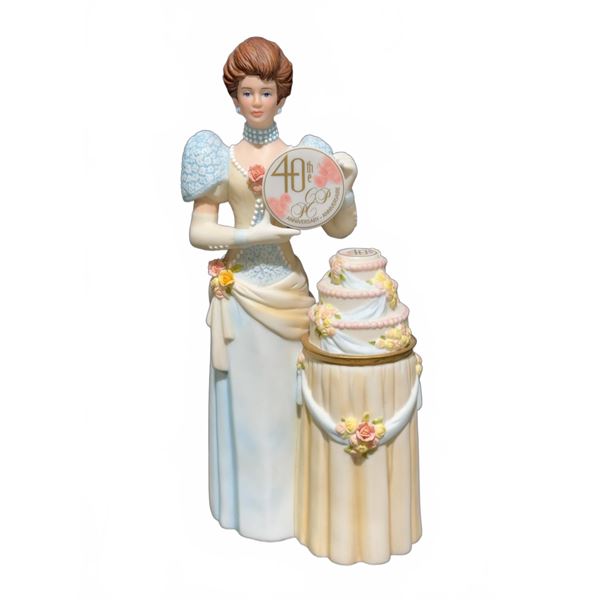Avon Mrs. Albee Award 2007-2008 40th Anniversary Figurine with Box