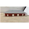Image 13 : HO Scale Model Train Lot with Locomotives, Freight and Passenger Cars, Track, Building