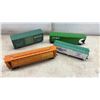 Image 8 : HO Scale Model Train Lot with Locomotives, Freight and Passenger Cars, Track, Building