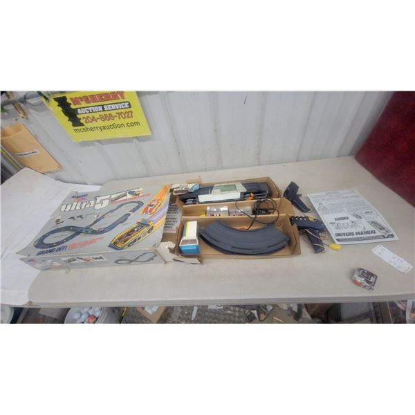 Aurora AFX Ultra 5 Grand Défi Slotless Race Track Set, 2 Cars, Controllers