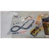 Image 2 : Aurora AFX Ultra 5 Grand Défi Slotless Race Track Set, 2 Cars, Controllers