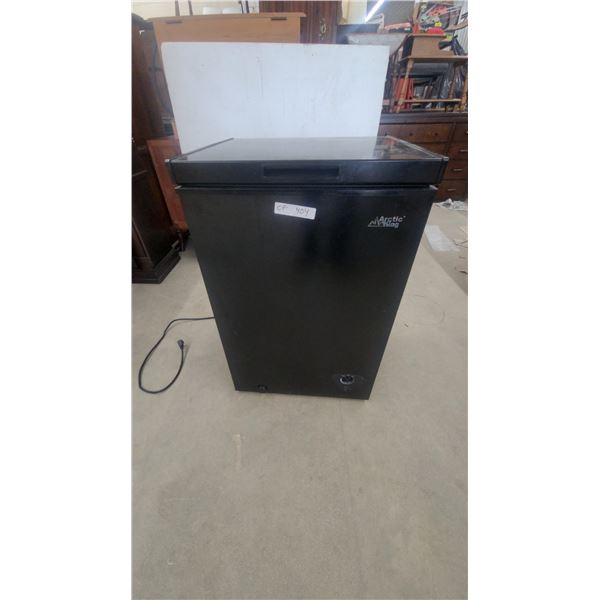 Arctic King AC35ESKCR1RCM Chest Freezer, Free-Standing Installation Only 33”×21.6”×18.6”