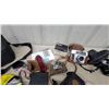 Image 4 : Vintage Camera and Photography Equipment Lot: Canon, Minolta, Kodak, Vivitar