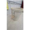 Image 4 : 5 Gallon Medalta Potteries Redcliff, Alta. Canada Stoneware Crock with Wire and Wood Handle