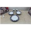 Image 3 : Two Royal Heritage Christmas Time Collection 16-Piece Dinnerware Sets