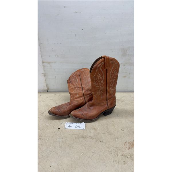 Tan Leather Cowboy Boots with Decorative White Stitching and Pointed Toe, Sz 9
