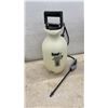Image 2 : Roundup Green Cross Multi-Purpose 1 Gallon Sprayer and 2 Expert Gardener Square Pattern Sprinklers