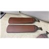 Image 5 : 5-Blade Ceiling Fan With Dark Wood Blades and 3 Frosted Fluted Glass Shades