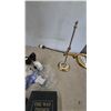 Image 3 : Adjustable Magnifying Glass, Pyramid Clock, High Heel Shoe, 3 Tape Dispensers, Calculator, 3 Books