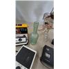 Image 5 : Vintage Radios, Cameras, and Oil Lamp Lot
