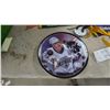 Image 2 : Hockey Memorabilia and Vintage Pennants: Wayne Gretzky Plate, Mark Scheifele Bobblehead