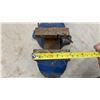 Image 7 : Poulan 2000 Gas-Powered Chainsaw, 33cc and Vise