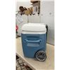 Image 3 : Igloo MaxCold Premium 62-Quart/58L Wheeled Cooler with Telescoping Handle