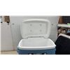 Image 6 : Igloo MaxCold Premium 62-Quart/58L Wheeled Cooler with Telescoping Handle
