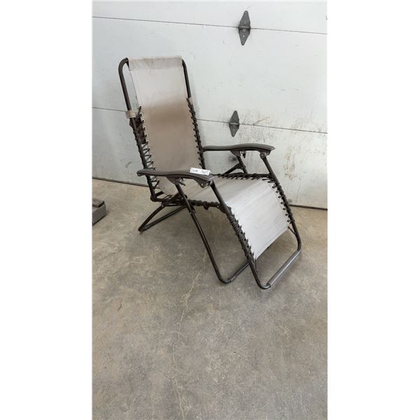 Zero Gravity Reclining Lounge Chair