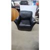 Image 1 : Black Leather / Leather-Style Armchair