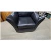 Image 4 : Black Leather / Leather-Style Armchair