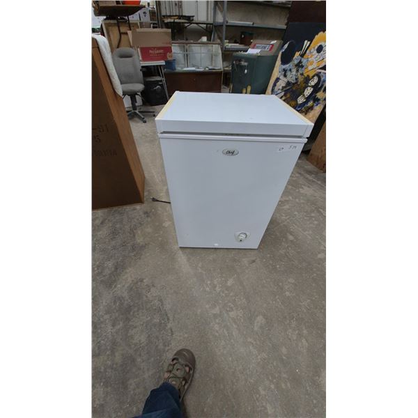 Master Chef Chest Freezer, Model 043-0204-2, 1.41 Cu. Ft. Capacity.