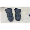 Image 3 : Black Leather Winter Gauntlets and FC Barcelona Knitted Fan Scarf