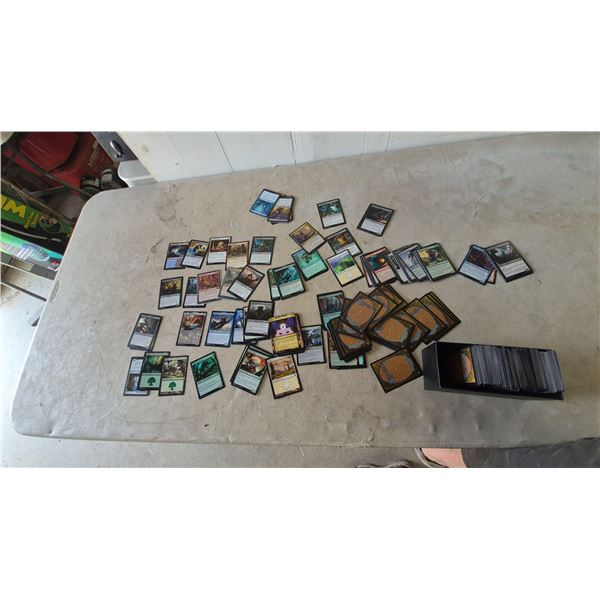 500 Magic: The Gathering Trading Card Game Lot with Deck Box and Hundreds of Cards