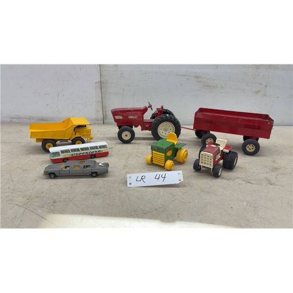 Vintage Die Cast, Ertl Tractor, Majorette, Croisière Coach, Cadillac Limousine