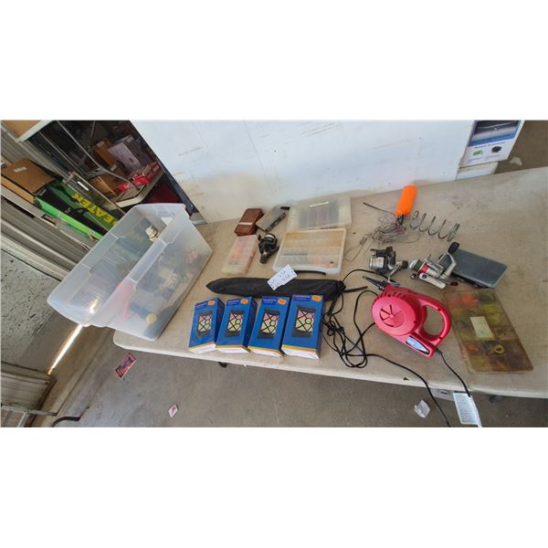 Fishing Gear and Solar Lamps: 4 Solcellslampa För Vägg Solar Wall Lamps, 3 Fishing Reels, 2 Tac