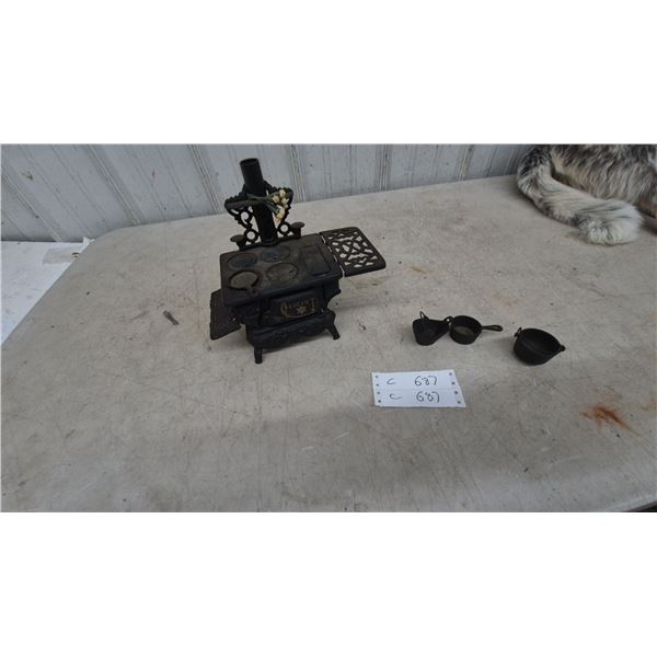 Crescent Cast Iron Toy Stove, 3 Pots and Pans