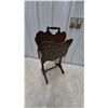 Image 3 : Vintage Wooden Magazine Rack with Handle, Inlaid Design, and Turned Legs
