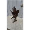 Image 4 : Vintage Wooden Magazine Rack with Handle, Inlaid Design, and Turned Legs