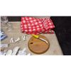 Image 3 : Wicker Picnic Basket Set with Plate, Wine Glasses, Cutlery, Blanket, Cheese Board