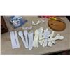 Image 5 : Wicker Picnic Basket Set with Plate, Wine Glasses, Cutlery, Blanket, Cheese Board