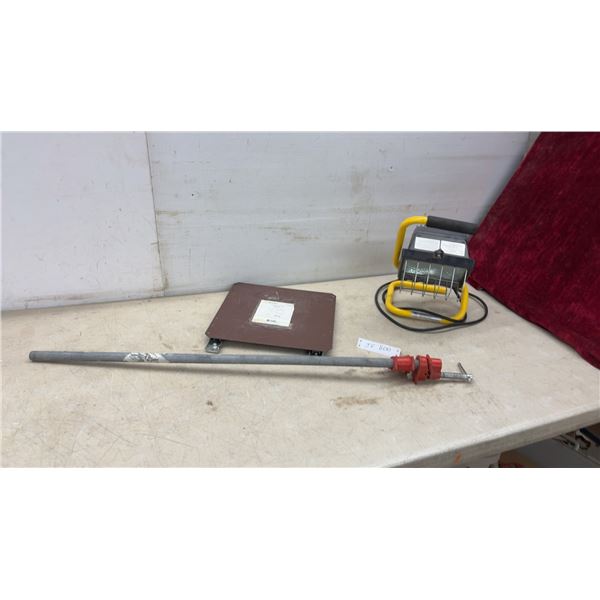 Portable Halogen Work Light, Plateau Pivotant Swivel (40 kg) and 32” Clamp