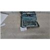 Image 1 : Underwood Quiet Tab Portable Typewriter and Case
