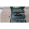 Image 3 : Underwood Quiet Tab Portable Typewriter and Case