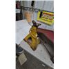 Image 3 : Pair of Vintage Yellow Jack Stands, 2 Red Metal Ramps