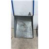 Image 5 : Plastic Snow Shovel and Galvanized Snow Scoop