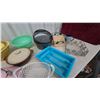 Image 2 : Kitchenware Lot: Pink Kettle, White Wire Basket, Blue Utensil Tray, Yellow Bowls
