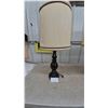Image 2 : Pair of Table Lamps with Fabric Shades and Turned Wood Bases